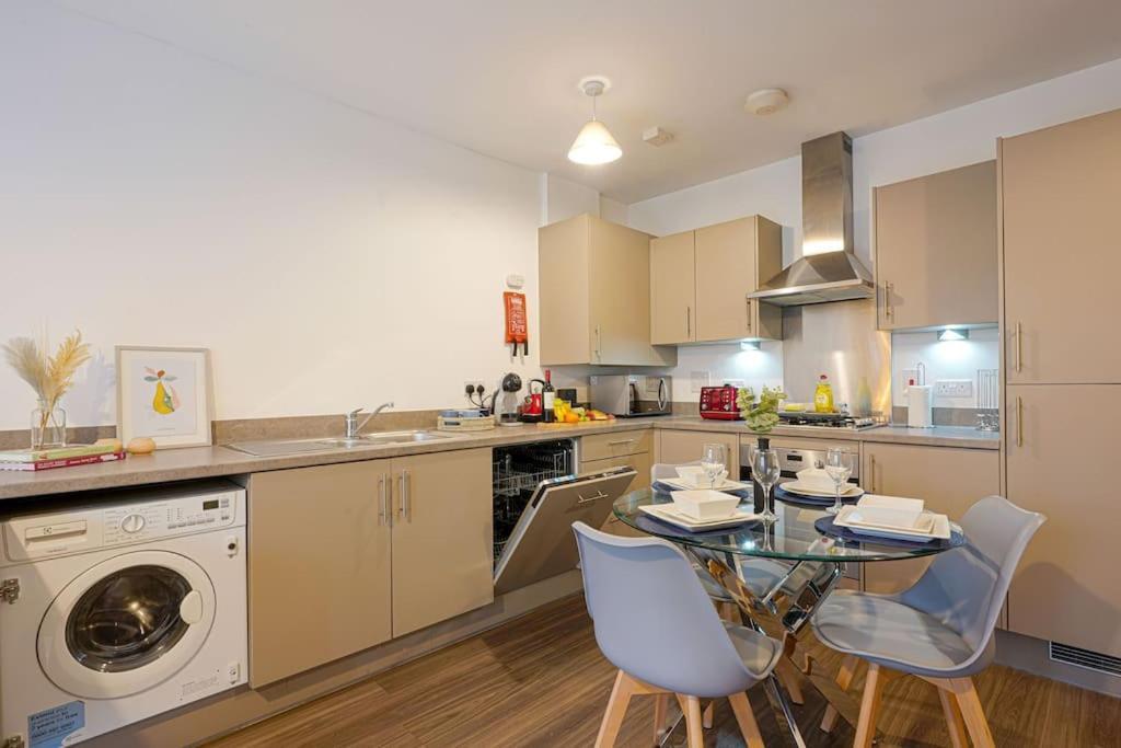 מילטון קינס Luxury Campbell Park Apartments In Central Mk With Balcony, Free Parking & Smart Tv With Netflix By Yoko Property מראה חיצוני תמונה